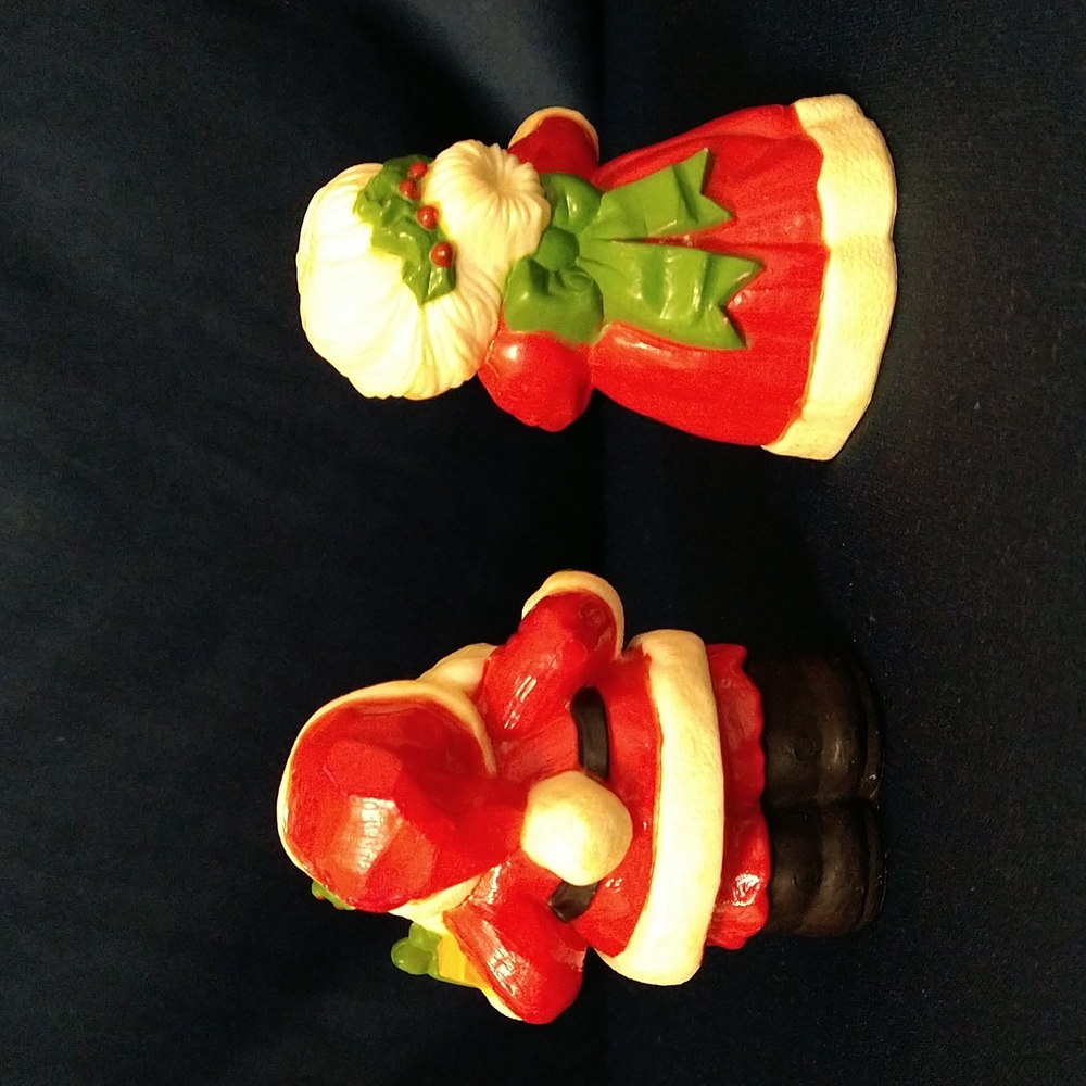Vintage Hallmark Santa Clause and Mrs Clause Salt and Pepper Shakers - Picture 4 of 4